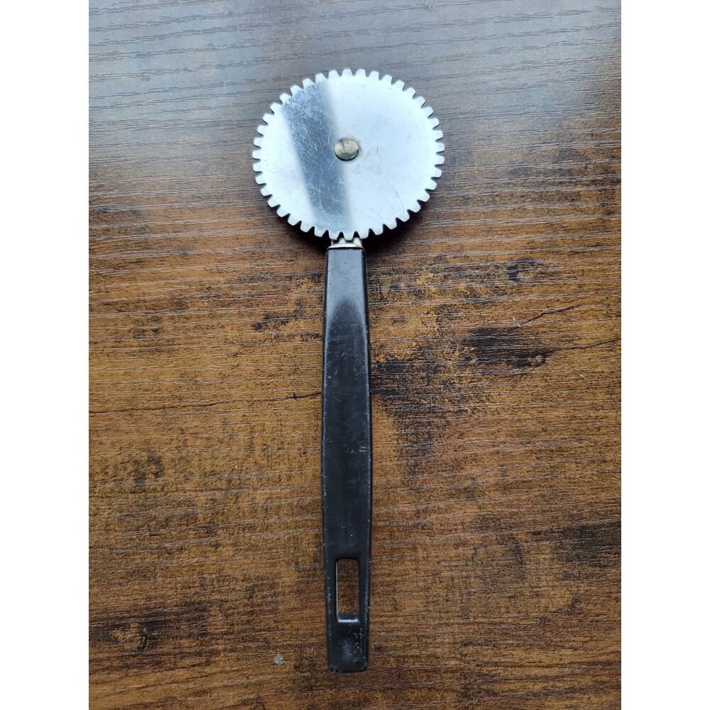 Vintage Pastry Wheel/Dough Stamp, Cutter, Crimper, Pasta, Ravioli, Pie Maker